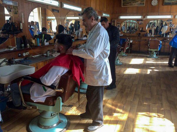 85-ամյա վարսավիրը և ծեր վարսավիրանոցը. ինչպես է գյումրեցի պապը հոգում ընտանիքի հոգսը 85-ամյա վարսավիրը և ծեր վարսավիրանոցը. ինչպես է գյումրեցի պապը հոգում ընտանիքի հոգսը - Sputnik Արմենիա