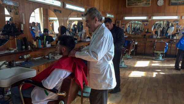 Самый пожилой практикующий парикмахер в Армении Ханик (Ханаев) Аристакесян - Sputnik Армения