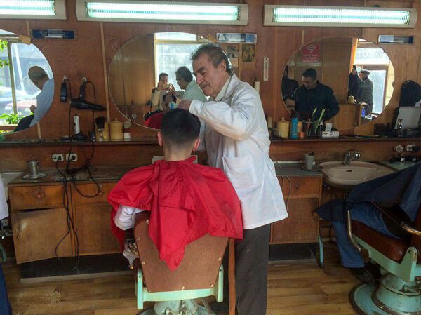 Невестка с севера уехала, внуки осиротели: как дед Ханик стрижет гюмрийцев без очков - Sputnik Армения