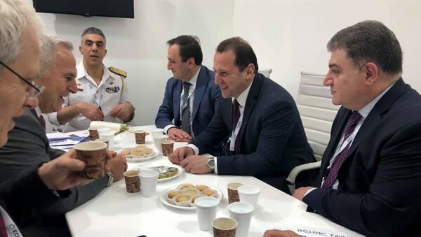 Встреча министров обороны Армении и Греции Давида Тонояна и Эвангелоса Апостолакиса в Абу-Даби - Sputnik Արմենիա