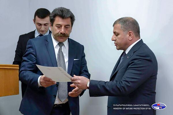 Խմելու շորերով ու հրեշտակներով գյուղապետը. Ուրցաձորը հետ բերեց հրաժարական տված գյուղապետին Խմելու շորերով ու հրեշտակներով գյուղապետը. Ուրցաձորը հետ բերեց հրաժարական տված գյուղապետին - Sputnik Արմենիա