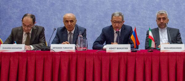 Шаварш Кочарян, Арташес Туманян, Ашот Манукян и Реза Ардаканян на 15-ом заседании Межправительственной комиссии Армении и Ирана (27 февраля 2018). Еревaн Шаварш Кочарян, Арташес Туманян, Ашот Манукян и Реза Ардаканян на 15-ом заседании Межправительственной комиссии Армении и Ирана (27 февраля 2018). Еревaн - Sputnik Армения
