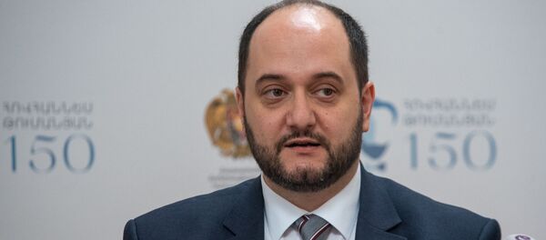 Министр образования и науки Араик Арутюнян на церемонии гашения марки к 150-летию Ованеса Туманяна (18 февраля 2019). Еревaн - Sputnik Армения