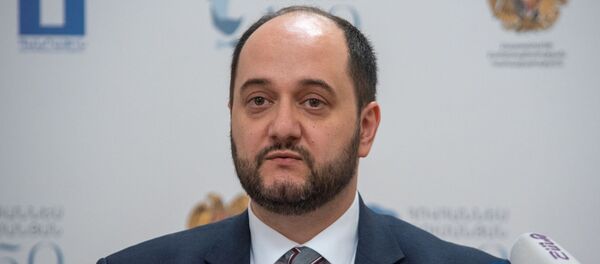 Министр образования и науки Араик Арутюнян на церемонии гашения марки к 150-летию Ованеса Туманяна (18 февраля 2019). Еревaн Министр образования и науки Араик Арутюнян на церемонии гашения марки к 150-летию Ованеса Туманяна (18 февраля 2019). Еревaн - Sputnik Армения