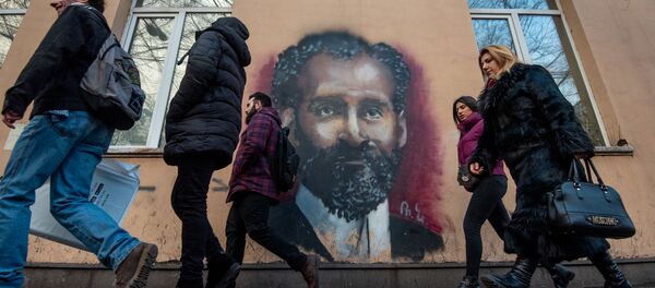 Прохожие у граффити Туманяна в Ереване Прохожие у граффити Туманяна в Ереване - Sputnik Արմենիա