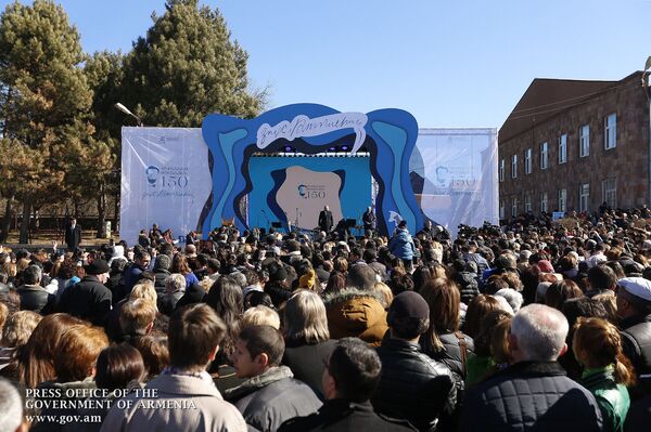 Туманян предрек рассвет, и этот рассвет настал – Пашинян посетил родину великого поэта Туманян предрек рассвет, и этот рассвет настал – Пашинян посетил родину великого поэта - Sputnik Армения