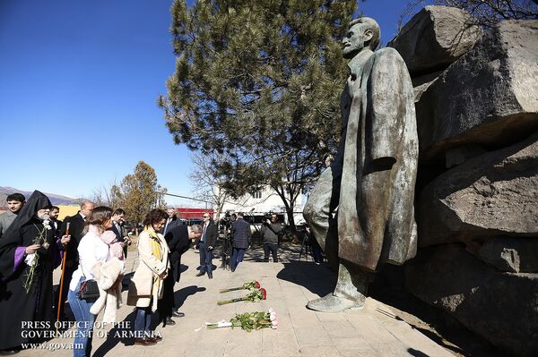 Туманян предрек рассвет, и этот рассвет настал – Пашинян посетил родину великого поэта Туманян предрек рассвет, и этот рассвет настал – Пашинян посетил родину великого поэта - Sputnik Армения