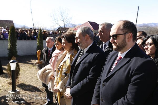 Туманян предрек рассвет, и этот рассвет настал – Пашинян посетил родину великого поэта Туманян предрек рассвет, и этот рассвет настал – Пашинян посетил родину великого поэта - Sputnik Армения