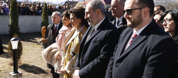 Премьер-министр Никол Пашинян с супругой и старшей дочерью посетил родное село Ованнеса Туманяна (19 февраля 2019). Дсег Премьер-министр Никол Пашинян с супругой и старшей дочерью посетил родное село Ованнеса Туманяна (19 февраля 2019). Дсег - Sputnik Արմենիա