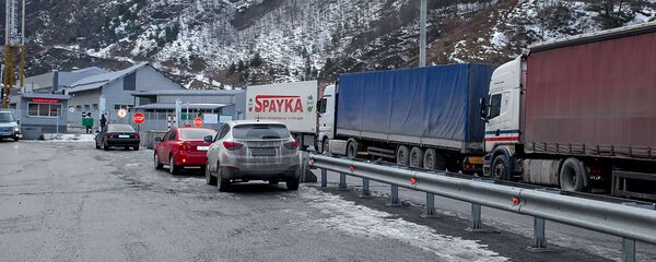 Автомобильная очередь у КПП Верхний Ларс - Sputnik Արմենիա