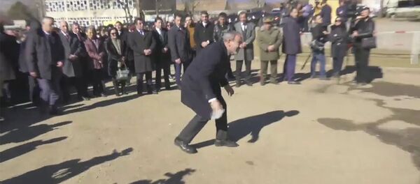 Никол Пашинян поднял мусор - Sputnik Армения