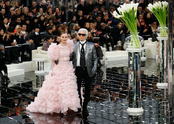 Модель Лили-Роуз Депп с модельером Карлом Лагерфельдом в рамках показа Chanel Haute Couture весна-лето 2017 (24 января 2017). Париж - Sputnik Армения