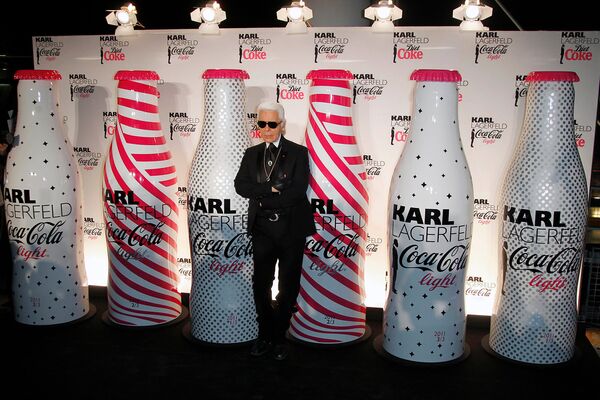 Модельер Карл Лагерфельд позирует с ограниченным тиражом бутылок из-под диетической колы (7 апреля 2011). Париж - Sputnik Армения
