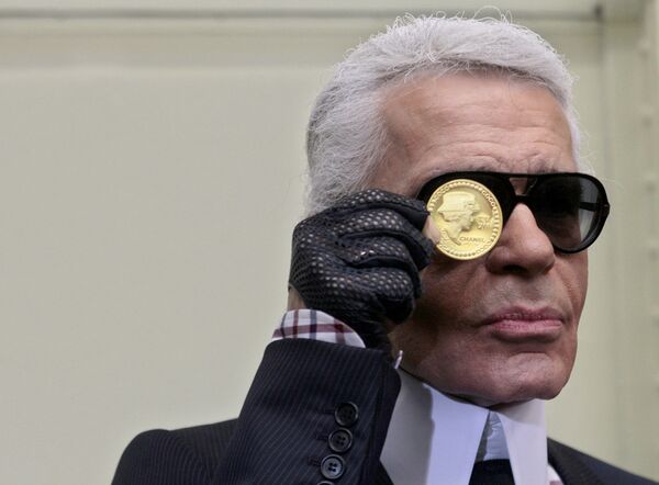 Модельер Карл Лагерфельд представляет золотую монету стоимостью 5900 евро с изображением французской легенды дизайнера Габриэль Коко Шанель (19 ноября 2008). Париж - Sputnik Армения