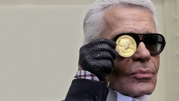 Модельер Карл Лагерфельд представляет золотую монету стоимостью 5900 евро с изображением французской легенды дизайнера Габриэль Коко Шанель (19 ноября 2008). Париж - Sputnik Արմենիա