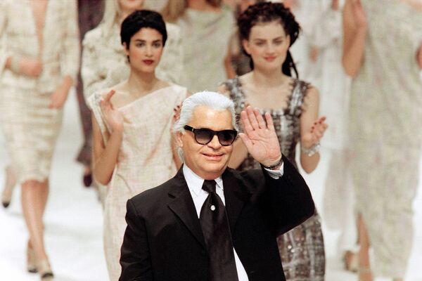 Модельер Карл Лагерфельд в конце презентации коллекции весна-лето Chanel 98 ready-to-wear (7 октября 1997). Париж - Sputnik Армения