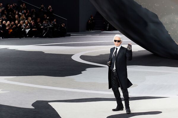 Модельер Карл Лагерфельд в конце презентации весна-лето Chanel 13-14 ready-to-wear (5 марта 2013). Париж - Sputnik Армения