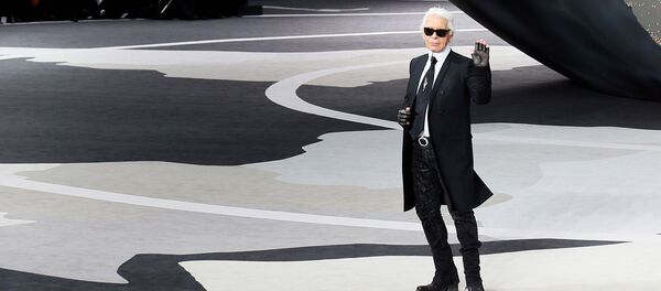 Модельер Карл Лагерфельд в конце презентации весна-лето Chanel 13-14 ready-to-wear (5 марта 2013). Париж Модельер Карл Лагерфельд в конце презентации весна-лето Chanel 13-14 ready-to-wear (5 марта 2013). Париж - Sputnik Армения