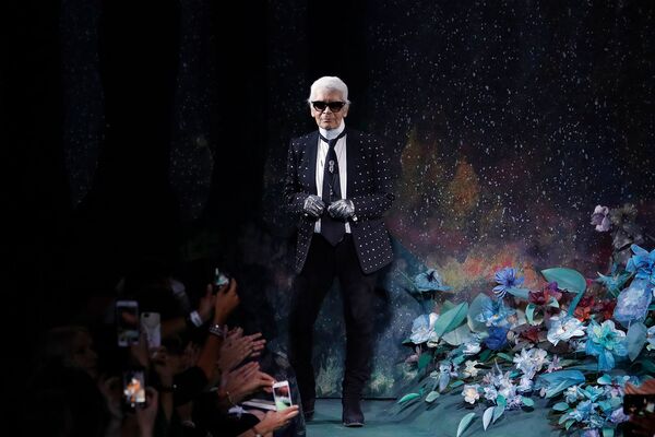 Модельер Карл Лагерфельд в конце презентации Fendi осень-зима 17-18 Haute Couture (5 июля 2017). Париж - Sputnik Армения