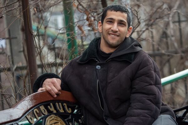 А ты будешь мной гордиться? Во что хочет играть ереванский придумщик с ДЦП - Sputnik Армения