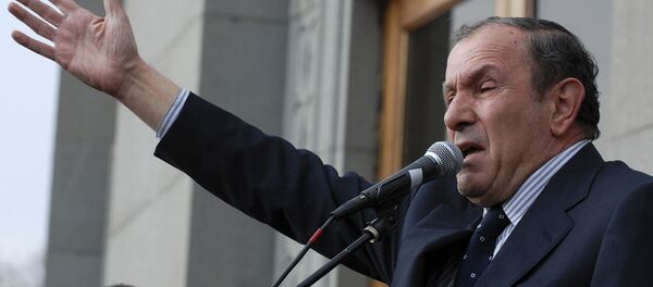 Кандидат в президенты Левон Тер-Петросян во время митинга со своими сторонниками (28 февраля 2008). Еревaн - Sputnik Армения