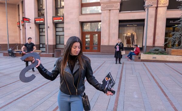 Ереванцы скоро попробуют черное мясо Тимати: фан-квест завершился - Sputnik Армения