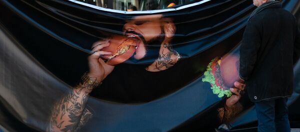 Баннер с изображением Тимати на фасаде бывшего кафе Marco Polo (20 февраля 2019). Еревaн Баннер с изображением Тимати на фасаде бывшего кафе Marco Polo (20 февраля 2019). Еревaн - Sputnik Армения