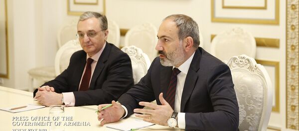 Премьер-министр Армении Никол Пашинян и глава МИД Зограб Мнацаканян во время встречи с посредниками Минской группы ОБСЕ по Карабаху (20 февраля 2019). Еревaн - Sputnik Արմենիա