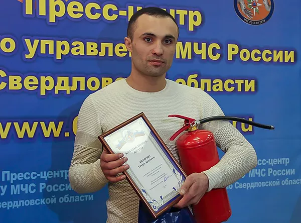 Многодетного Аветисяна, спасшего троих детей из огня в Екатеринбурге, выгоняют на улицу Многодетного Аветисяна, спасшего троих детей из огня в Екатеринбурге, выгоняют на улицу - Sputnik Армения