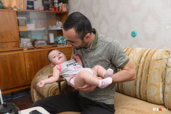Многодетного Аветисяна, спасшего троих детей из огня в Екатеринбурге, выгоняют на улицу Многодетного Аветисяна, спасшего троих детей из огня в Екатеринбурге, выгоняют на улицу - Sputnik Армения
