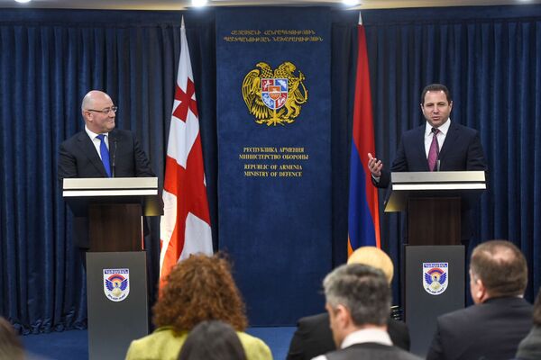 Неслучайная челночная дипломатия: какие месседжи передал Еревану глава Минобороны Грузии Неслучайная челночная дипломатия: какие месседжи передал Еревану глава Минобороны Грузии - Sputnik Армения