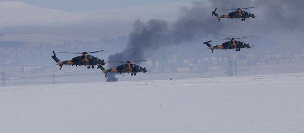 Вертолеты турецкой армии ведут огонь по позициям противника во время ежегодных учений армии Зима 2019 вблизи Карса (21 февраля 2019). Восточная Турция - Sputnik Армения