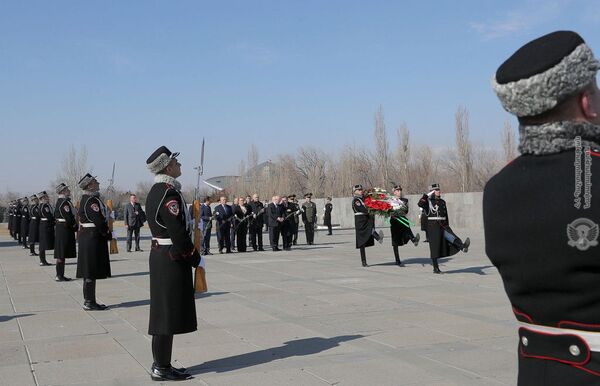 Министр обороны Грузии Леван Изория посетил Мемориальный комплекс Цицернакаберд (21 февраля 2019). Еревaн - Sputnik Армения