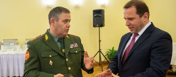 Министр обороны Армении Давид Тоноян и начальник ГШ ВС Артак Давтян на приеме в посольстве РФ в РА, приуроченном к 23 февраля (21 февраля 2019). Еревaн - Sputnik Արմենիա