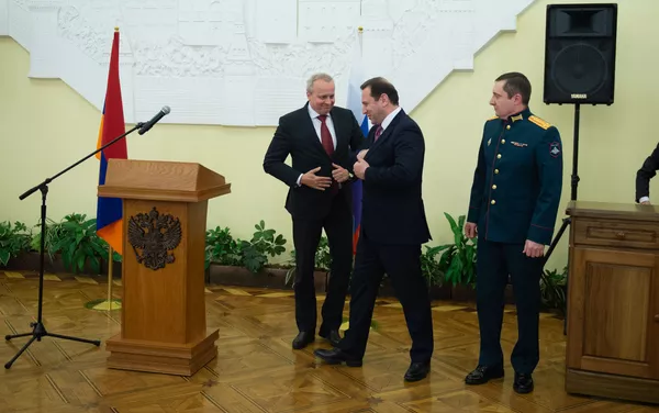 Посол РФ в РА Сергей Копыркин передал слово министру обороны РА Давиду Тонояну во время приема в посольстве, приуроченном к 23 февраля (21 февраля 2019). Еревaн Посол РФ в РА Сергей Копыркин передал слово министру обороны РА Давиду Тонояну во время приема в посольстве, приуроченном к 23 февраля (21 февраля 2019). Еревaн - Sputnik Армения