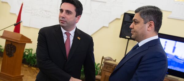 Вице-спикер парламента Ален Симонян и глава СНБ Артур Ванецян во время приема в посольстве России, приуроченном к 23 февраля (21 февраля 2019). Еревaн Вице-спикер парламента Ален Симонян и глава СНБ Артур Ванецян во время приема в посольстве России, приуроченном к 23 февраля (21 февраля 2019). Еревaн - Sputnik Армения