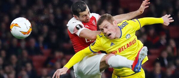 Борьба за мяч между полузащитником Арсенала Генрихом Мхитаряном и защитником БАТЭ Александром Филиповичем в матче 1/16 финала Лиги Европы между командами Арсенал - БАТЭ (21 февраля 2019). Лондон Борьба за мяч между полузащитником Арсенала Генрихом Мхитаряном и защитником БАТЭ Александром Филиповичем в матче 1/16 финала Лиги Европы между командами Арсенал - БАТЭ (21 февраля 2019). Лондон - Sputnik Армения