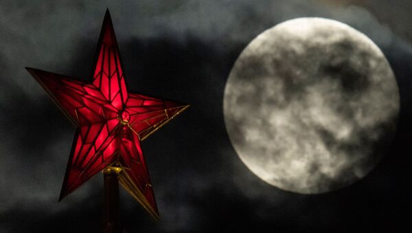 Рубиновая звезда Боровицкой башни на фоне суперлуния (19 февраля 2019). Москвa - Sputnik Армения