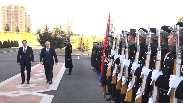 Министр обороны Леван Изория поприветствовал почетный караул на армянском языке - Sputnik Արմենիա