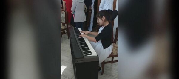 Участница проекта Лаптернер (Фонари) Аида Аванесян виртуозно играет на электропианино - Sputnik Արմենիա