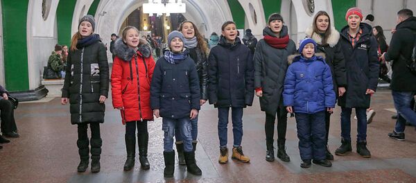Участники Ты супер! устроили флешмоб в московском метро (22 февраля 2019). Москвa - Sputnik Армения