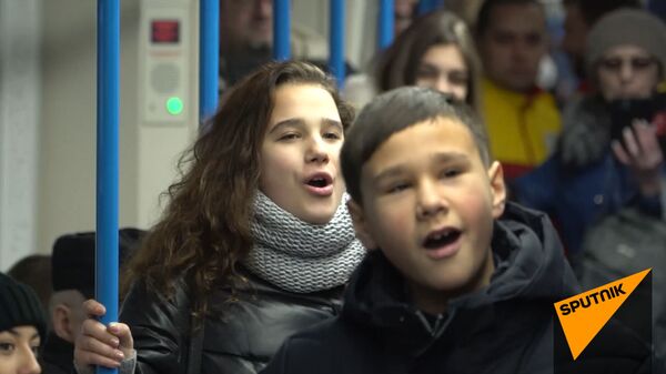 Пассажиры аплодировали: участники шоу Ты супер! устроили флешмоб в московском метро - Sputnik Армения