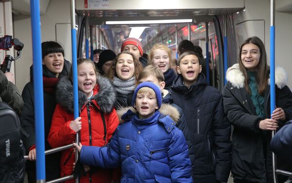 Участники Ты супер! устроили флешмоб в московском метро (22 февраля 2019). Москвa - Sputnik Армения