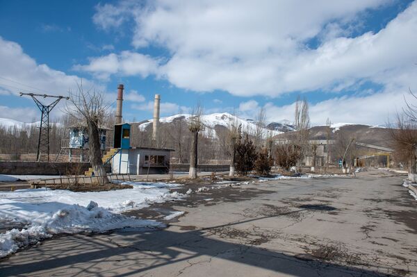 Цементный завод в Армении задержал зарплату: менеджеры винят иранский импорт Цементный завод в Армении задержал зарплату: менеджеры винят иранский импорт - Sputnik Армения