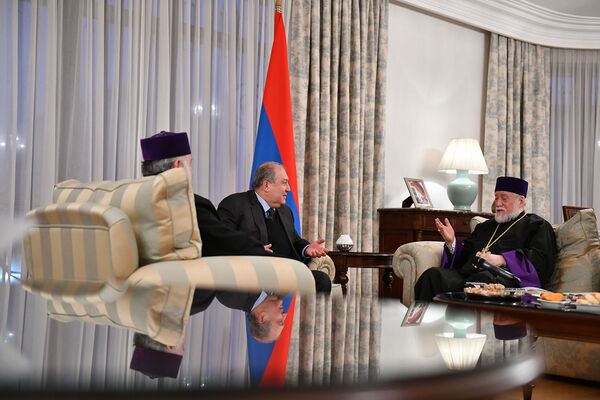 У нас есть много дел: Гарегин Второй и Арам Первый встретились с первыми лицами Армении У нас есть много дел: Гарегин Второй и Арам Первый встретились с первыми лицами Армении - Sputnik Армения