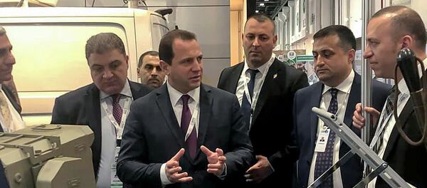 Министр обороны Армении Давид Тоноян посетил павильон военно-промышленных предприятий Армении на выставке IDEX-2019 (17 февраля 2019). Абу-Даби Министр обороны Армении Давид Тоноян посетил павильон военно-промышленных предприятий Армении на выставке IDEX-2019 (17 февраля 2019). Абу-Даби - Sputnik Արմենիա