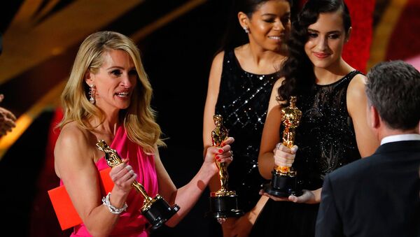 Джулия Робертс вручает статуэтки Оскар победителям в номинации Лучший фильм Зеленая книга (24 февраля 2019). Голливуд - Sputnik Армения