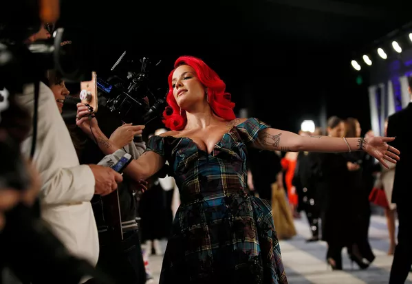 Американская певица Холзи прибывает на Vanity Fair Oscar Party 2019 в центр исполнительских искусств Уоллиса Анненберга (24 февраля 2019). Беверли-Хиллз Американская певица Холзи прибывает на Vanity Fair Oscar Party 2019 в центр исполнительских искусств Уоллиса Анненберга (24 февраля 2019). Беверли-Хиллз - Sputnik Армения