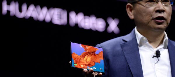 Генеральный директор подразделения потребительских товаров Huawei Ричард Юй представляет новый смартфон HUAWEI Mate X на Mobile World Congress (24 февраля 2019). Барселона - Sputnik Արմենիա
