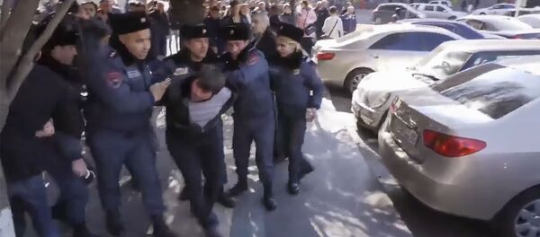Полиция задержала гражданина, совершившего попытку самосожжения перед зданием правительства Армении (25 февраля 2019). Еревaн Полиция задержала гражданина, совершившего попытку самосожжения перед зданием правительства Армении (25 февраля 2019). Еревaн - Sputnik Армения